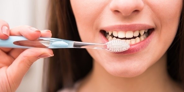 แปรงฟันถูกวิธี ป้องกันโรคอัลไซเมอร์ ได้จริงหรือ?